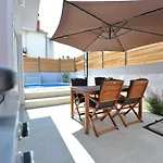Popandrock Sleeps 5 With Parking 빌라 자다르