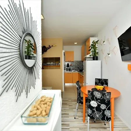 Вілла 2 Bedroom Apartment Sleeps 5 - Privat Pool