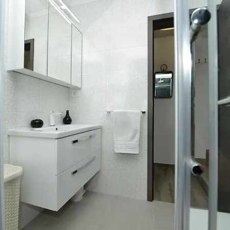 2 Bedroom Apartment Sleeps 5 - Privat Pool * Задар