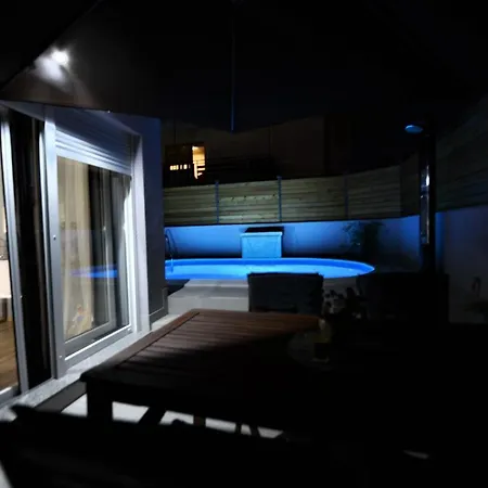 2 Bedroom Apartment Sleeps 5 - Privat Pool Вілла *