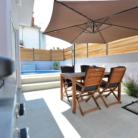 2 Bedroom Apartment Sleeps 5 - Privat Pool Вілла Задар