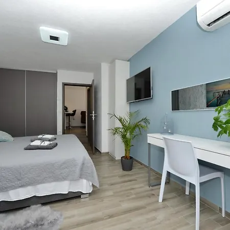 2 Bedroom Apartment Sleeps 5 - Privat Pool Вілла *