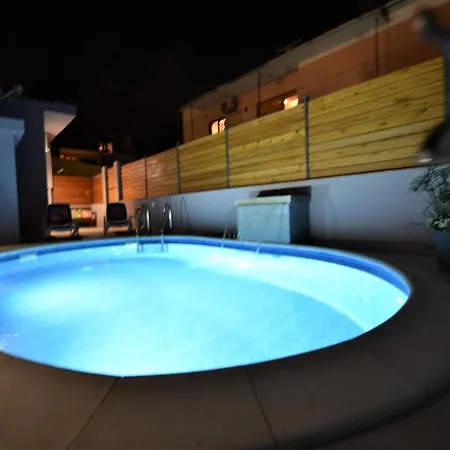 2 Bedroom Apartment Sleeps 5 - Privat Pool