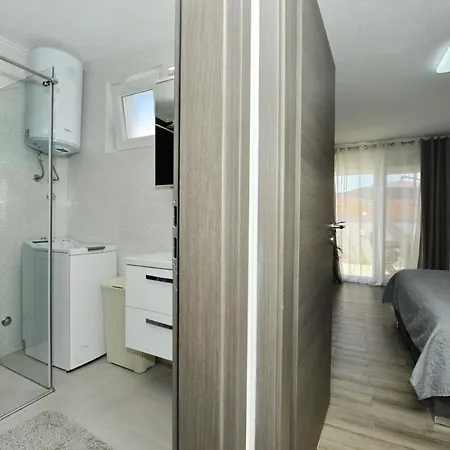 2 Bedroom Apartment Sleeps 5 - Privat Pool Задар