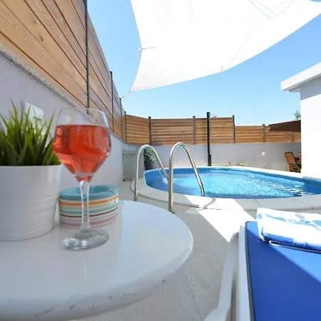 2 Bedroom Apartment Sleeps 5 - Privat Pool Задар