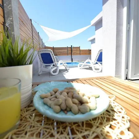 2 Bedroom Apartment Sleeps 5 - Privat Pool