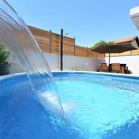 2 Bedroom Apartment Sleeps 5 - Privat Pool