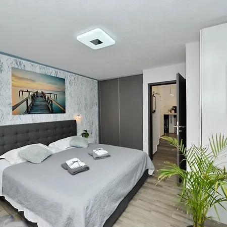 2 Bedroom Apartment Sleeps 5 - Privat Pool