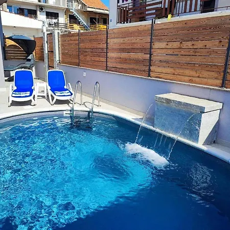 2 Bedroom Apartment Sleeps 5 - Privat Pool
