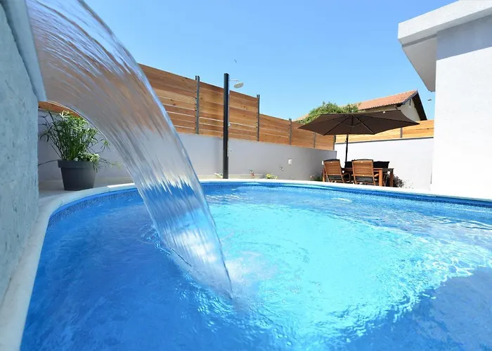 Popandrock Sleeps 5 With Parking