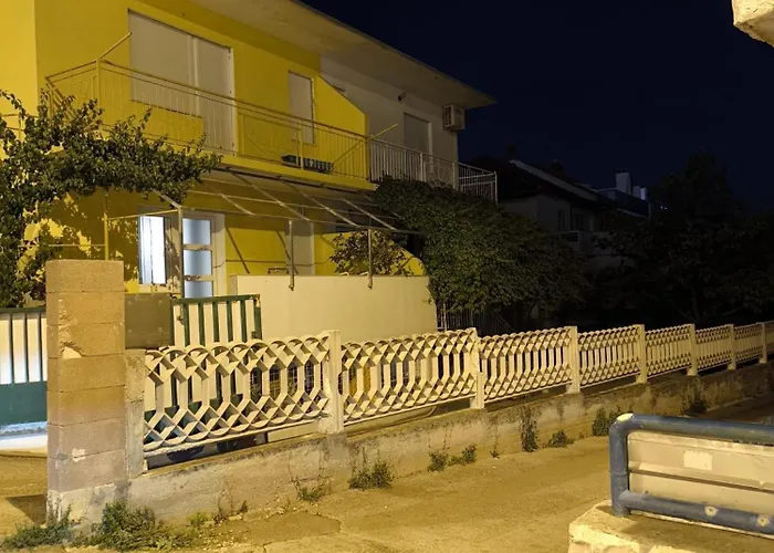 Popandrock Sleeps 5 With Parking Villa *